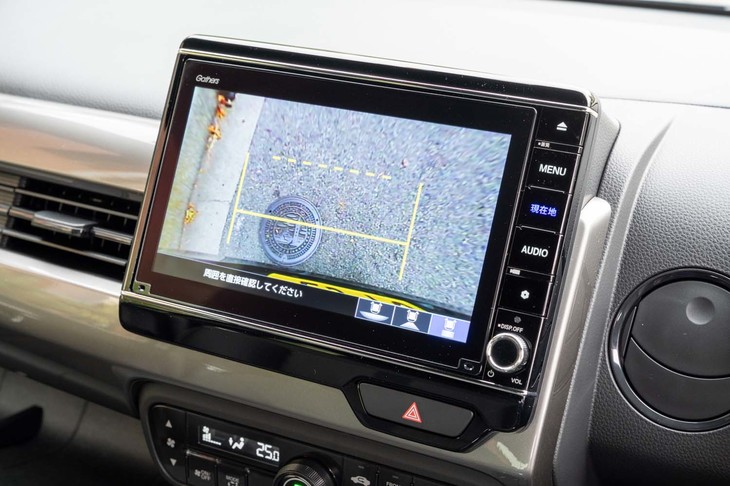 リアビューカメラではナンバープレートから直下を見下ろしたような画角が選べる。ギリギリまでバックで寄せざるを得ないときに心強い。