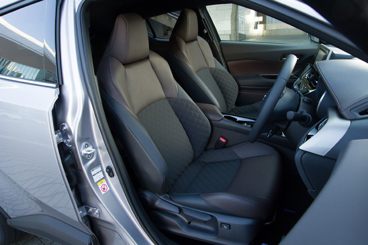 「G」と「G-T」に装備されるシートは、ブラウンの本革とブラックのファブリックのコンビタイプ。オプションでブラックの本革シートも用意される。