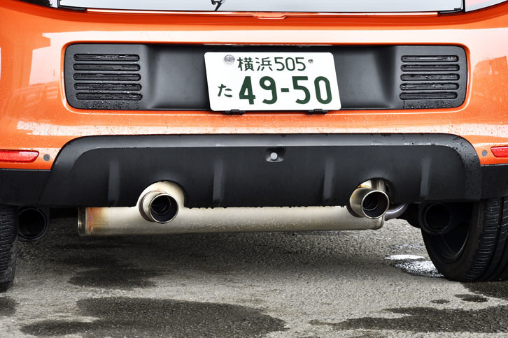 クロームのデュアルエキゾーストパイプが付くほか、それに合わせて「トゥインゴGT」専用のリアディフューザーも装着されている。