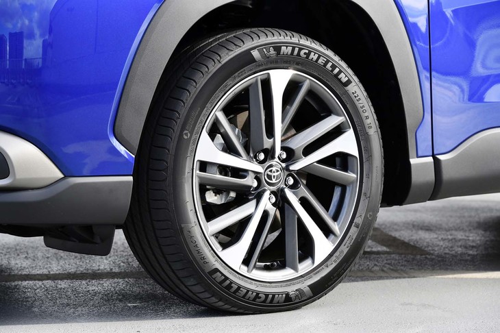 「Z」グレードは、切削光輝加工を施した専用18インチアルミホイールを装着。他グレードには17インチホイールが組み合わされる。