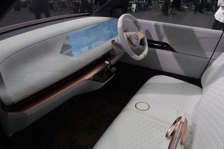 緩やかな凹凸のあるデザインで構成された「ニッサンIMk」のインストゥルメントパネル。メーターパネルの代わりに設置された透明なプリズムディスプレイに、各種情報が映し出される。