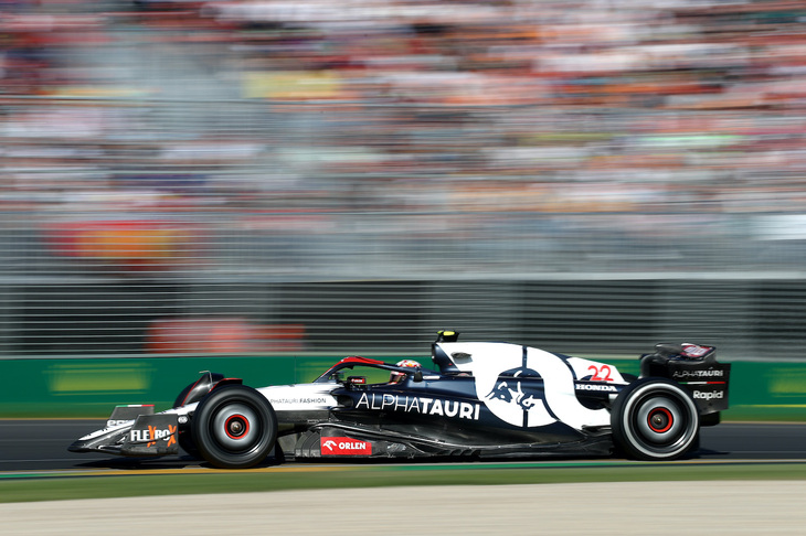 アルファタウリの角田裕毅（写真）は、今季初入賞となる10位フィニッシュ。しかし、波乱多きレースを体現するような、アップ＆ダウンの激しいレースとなった。予選では抜き打ちの車検につかまってしまい、予定どおりのアタックができず12位。レースではスタート後のセーフティーカー明けで10位、その後は8位までポジションを上げるも、フロアを改良したばかりの「AT04」のパフォーマンス不足に足を引っ張られ、ずるずるとポイント圏外に後退していった。2度目の赤旗中断後の再スタートでは、ライバルの混乱に乗じて5位までジャンプアップを果たすも、3度目の赤旗からの再開時には、レースコントロールから順位を戻すよう指示を受け11位に。サインツJr.が5秒加算ペナルティーを受けて降格すると、10位の座が転がり込んだというわけだった。レース後「複雑な心境」と語る角田だったが、過去2戦で11位とポイントまでなかなか手が届かなかっただけに、今回の入賞を前向きに捉えたいところだ。（Photo=Getty Images / Red Bull Content Pool）
	 