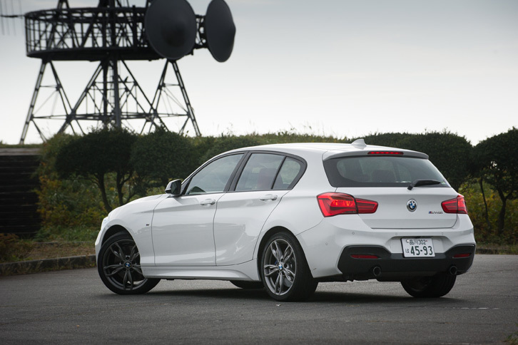 「M140i」は、BMW M社がエンジンやシャシーなどに手を加えた「Mパフォーマンス・オートモービルズ」の一台である。Mモデルの設定がない「1シリーズ」では、最も高性能なモデルとなる。