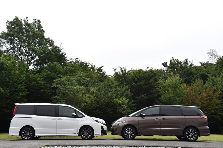 トヨタの箱型ミニバン「ノアSi“G's”」（写真左）とのツーショット。「エスティマ」の丸みが際立つ。