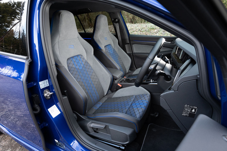 ヘッドレスト一体型のスポーツシート。表皮はファブリックとマイクロフリースの組み合わせで、背もたれには特徴的な「R」のロゴが刺しゅうされている。