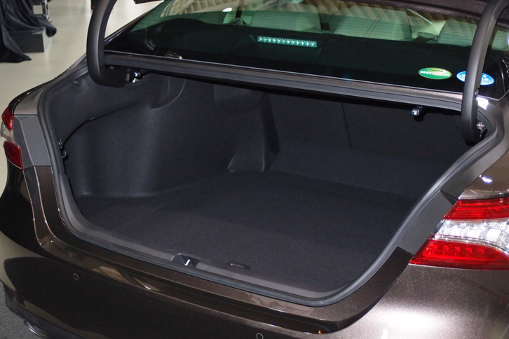 カムリG“レザーパッケージ”（トランクルーム）