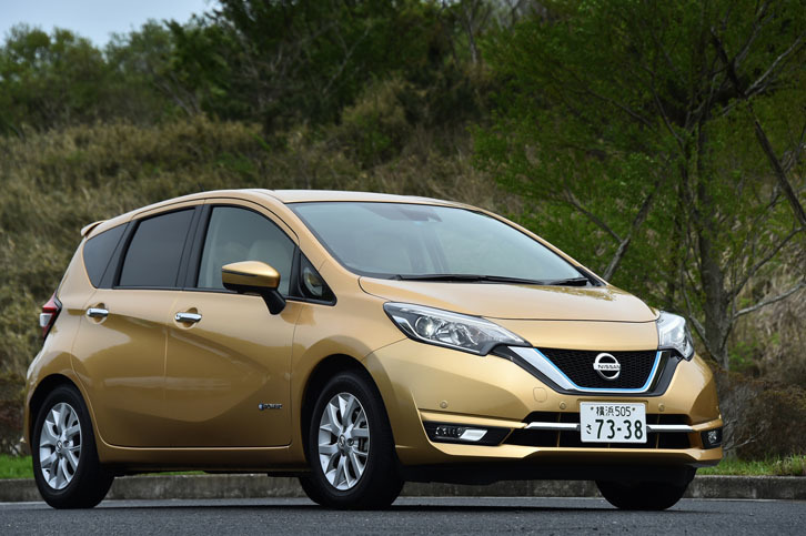 テスト車の「ノートe-POWER」は、「メダリスト」と名付けられた上級グレード。メッキバンパーをはじめ、専用のエクステリアが与えられている。