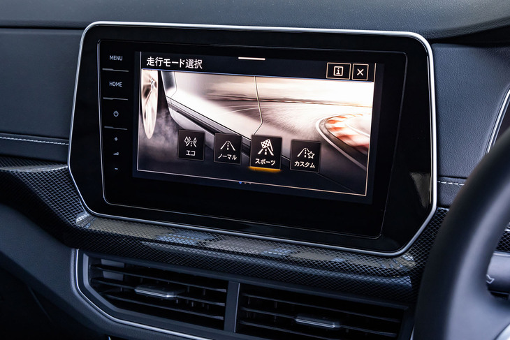 センターディスプレイが流行のタブレットスタイルになり、見やすくなった。写真は走行モード選択画面を表示した様子。画面サイズは9.2インチで、タッチスクリーンの反応もスピーディーだった。