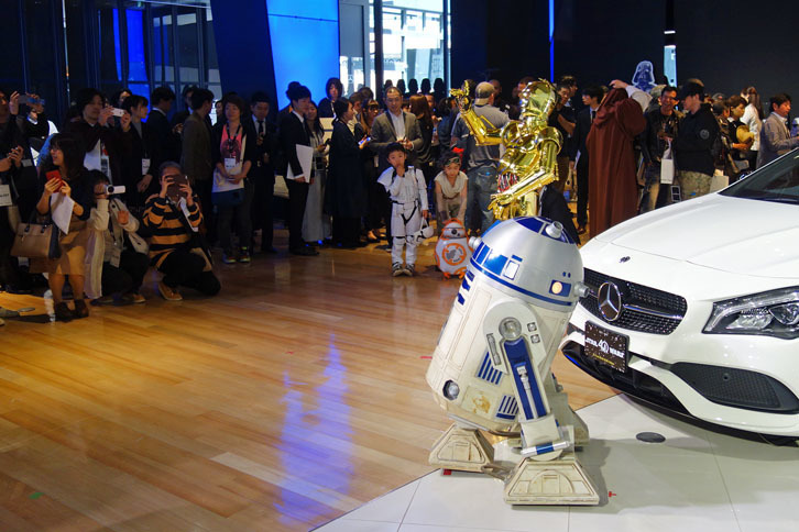 発表イベントにはスター・ウォーズファン100人も参加。フォトセッションではご覧の人だかりとなった。