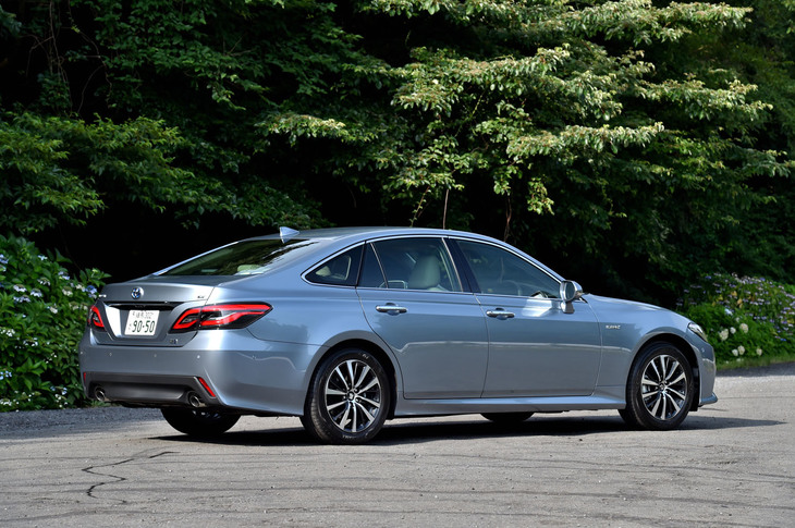 トヨタ・クラウン2.5 G
	ボディーサイズ：全長×全幅×全高＝4910×1800×1455mm／
	ホイールベース：2920mm／車重：1750kg／駆動方式：FR／エンジン：2.5リッター直4 DOHC 16バルブ／モーター：交流同期電動機／トランスミッション：CVT／エンジン最高出力：184ps（135kW）/6000rpm／エンジン最大トルク：221Nm（22.5kgm）/3800-5400rpm／モーター最高出力：143ps（105kW）／モーター最大トルク：300Nm（30.6kgm）／システム総合出力：226ps（166kW）／タイヤ：（前）215/55R17 94V／（後）215/55R17 94V（ヨコハマ・ブルーアースGT）／価格：562万1400円