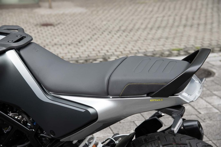 タンデム乗車が可能なシート。車体左前方にレイアウトされたキーロックを解除することでリア側の座面が取り外せる。