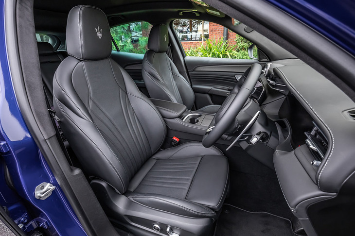 室内からドアを開ける場合は、アームレストに備わるアルミべゼル付きのプッシュスイッチを用いる。今回試乗した車両の前席には、12万円の有償オプションとなるシートベンチレーションが組み込まれていた。