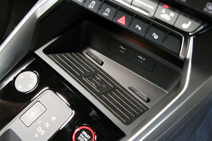 センターコンソールには2つのUSBポート（タイプC）と、非接触充電機を装備。スマートフォンを充電しながら車両と接続させることができる。