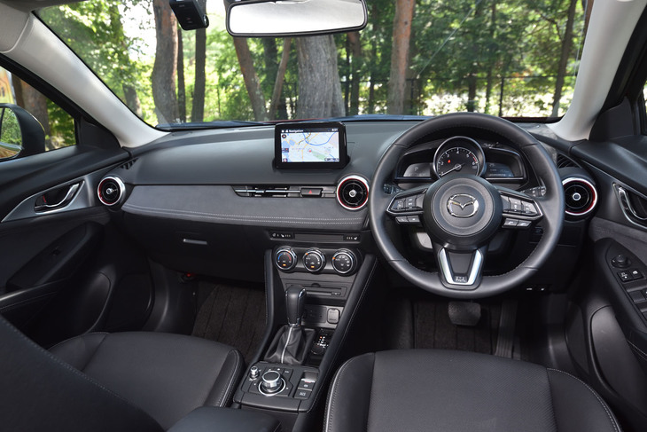 室内ピラーや天井には、ホワイト系のインテリアカラーが採用されている。スエード調の素材があしらわれたインストゥルメントパネルは上級グレードならではの装備。