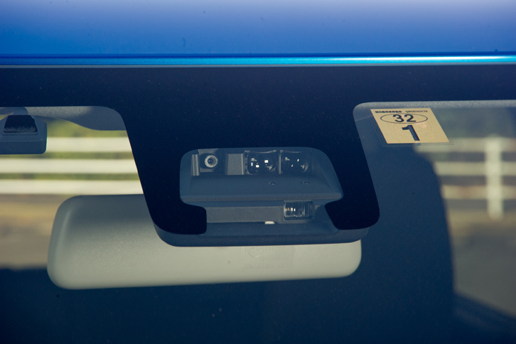 「デュアルセンサーブレーキサポート」のセンサーユニット。標準車の「FA」を除く全グレードにおいて、オプション設定、もしくは標準装備される。