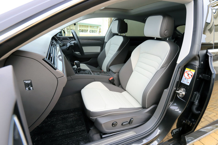 シートカラーは「チタンブラック」「バレンシアブラウン」「ミストラルグレー」（写真）の3色をラインナップ。ブラックしか選べない「Rライン」と比べるとだいぶ華やかだ。