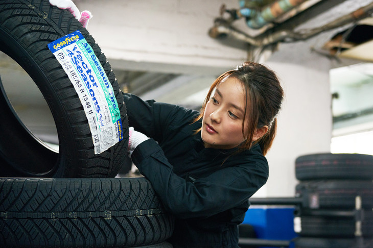 今回の取材前、偶然にもタクシーのタイヤをオールシーズンタイヤに交換していたという生田さん。銘柄は「グッドイヤー・ベクター4シーズンズ」だった。（写真：代官山スタジオ＜アキタカオリ＞、撮影協力：コンドルタクシーグループ）