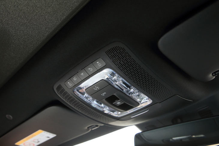 コネクテッドサービスの充実ぶりも近年のメルセデスの特徴。事故や故障時の24時間通報サービスは、契約から10年間無償で提供される。