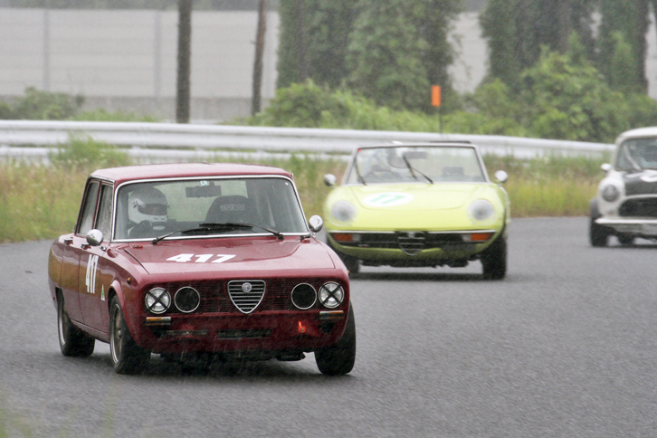 ハイパークリスタル／スーパークリスタル混走でのシーン。前を行く、レースでは珍しい1976年「アルファ・ロメオ2000ベルリーナ」は8位。後ろの1972年「アルファ・ロメオ2000スパイダー ヴェローチェ」は9位に入った。