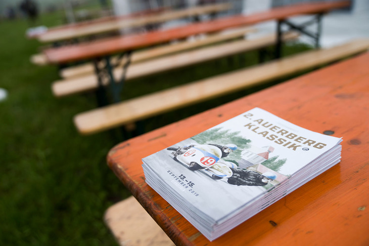 無料で配られていたパンフレット。南ドイツ・バイエルン州の州旗であり、BMWのエンブレムのモチーフになったという青白カラーのサイドカーと、ベルンボイレンの街が表紙となっている。