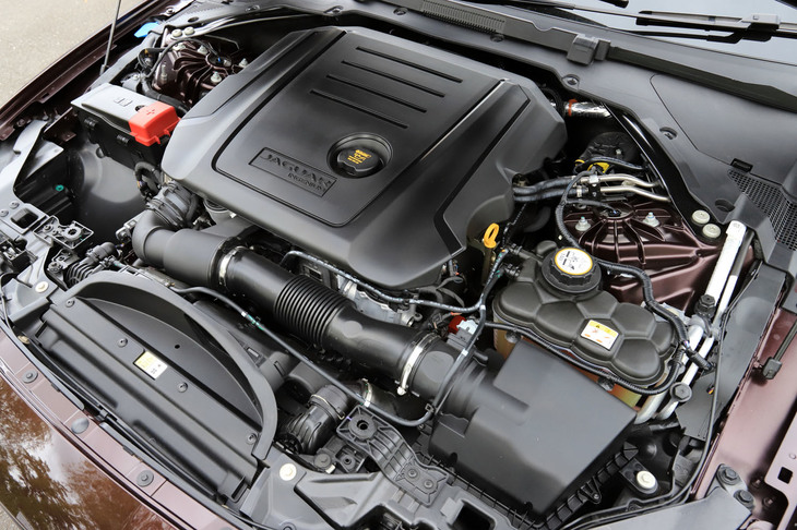 パワープラントは2リッター直4ディーゼルターボエンジンとトルコン式8段ATの組み合わせ。燃費はJC08モード計測で15.0km/リッターとなっている。