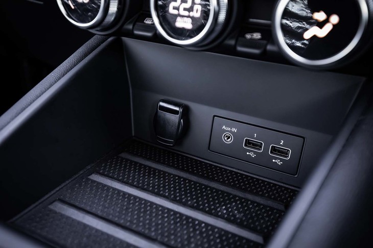 携帯端末とのコネクティビティ―も充実しており、前席用に2つのUSBポートとAUX、アクセサリーソケットが用意される。