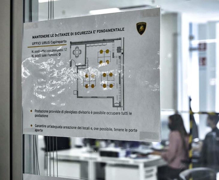 工場内の各所には、スタッフ同士が“安全な距離”を保つよう促す注意書きが添えられている。