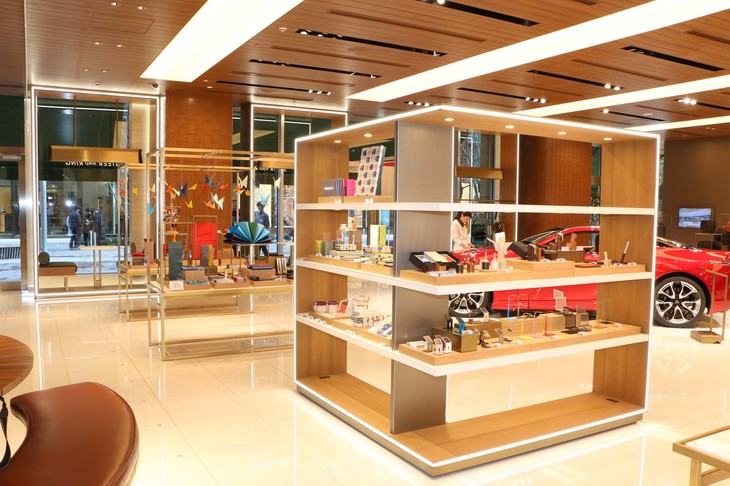 ブティック＆ギャラリー「STEER AND RING」の様子。ご覧の通り、クルマよりもライフスタイル系の商品を主役とした展示となっている。