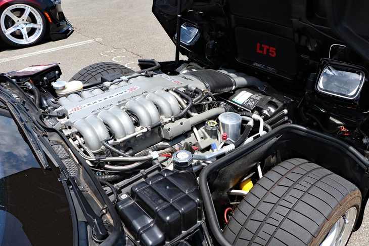 「C4コルベットZR-1」の象徴ともいうべき「LT5」エンジン。ロータスが手がけたスポーツエンジンで、排気量こそ5.7リッターのままだが、オールアルミ製で、しかもヘッドをツインカム化。最高出力375HP/5800rpm（後に405HPに向上）、最大トルク51.3kgf・m/4800rpmを発生し、組み合わされるトランスミッションは6段MTのみという硬派な仕様だった。