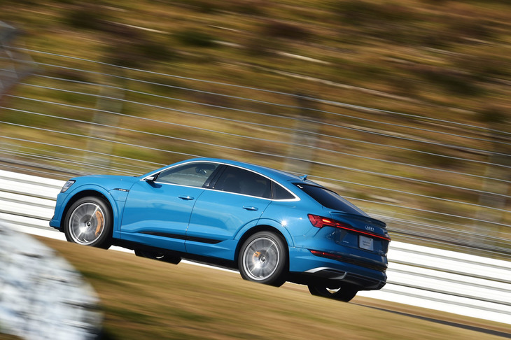 リニアで抵抗感のない加速は電動パワートレインならでは。低重心な車両構造がかなえるドシっとしたフットワークともども、ガソリン車にはないEVの魅力だ。