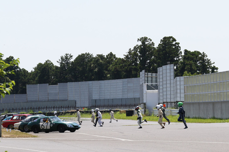 コースの反対側から駆け寄った第2ドライバーが、マシンに搭乗している第1ドライバーにタッチする変則ルマン式スタートでレース開始。