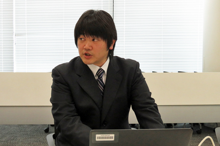 ワンペダルドライブについて解説するEV・HEVシステム開発部 EVシステム開発グループの關 義則氏。回生ブレーキによる制動については、充電効率とともに、“止まり際のスムーズさ”を重視するなどドライバビリティーも追求したとのこと。