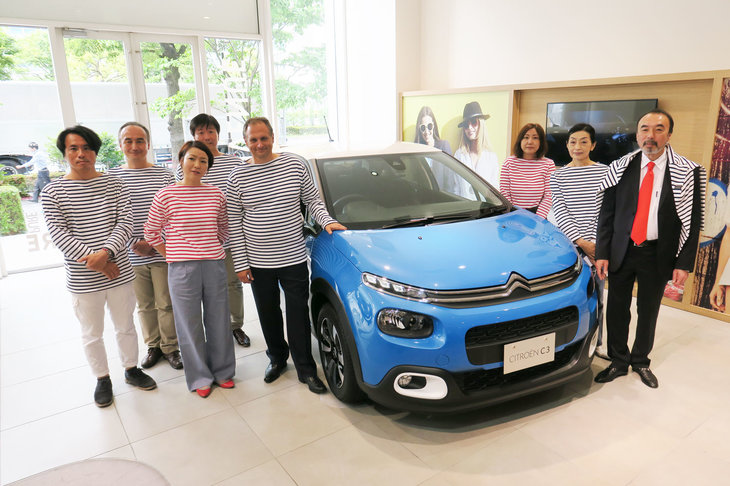 「シトロエンC3 × SAINT JAMES（C3セントジェームス）」と、シトロエンおよびセントジェームスの関係者。C3セントジェームスの購入者には、オリジナルボーダーTシャツがプレゼントされる。