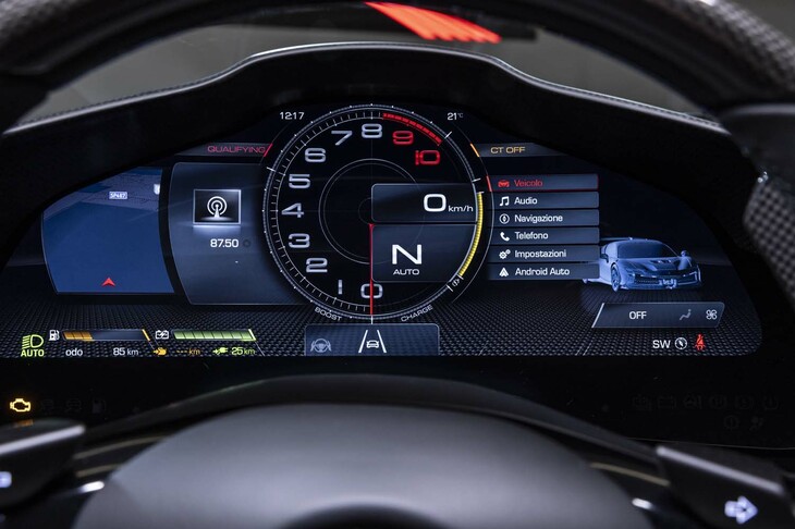 フェラーリSF90 XXストラダーレ（メーターパネル）