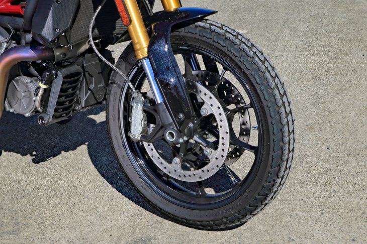 ラインナップは、ベーシックな「FTR 1200」、悪路走破性を重視した「FTR 1200ラリー」、充実装備の「FTR 1200 S」の3種類。タイヤはグレードによって異なり、FTR 1200ラリーには「ピレリ・スコーピオンラリーSTR」、その他のグレードには「ダンロップDT3-R」が装着される。