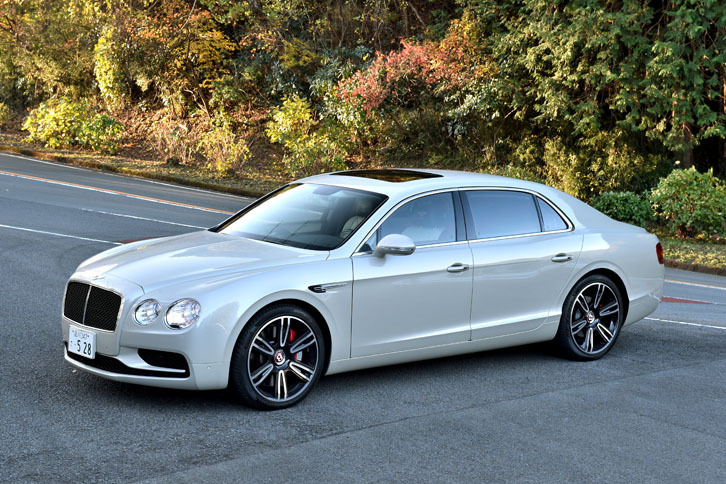 ベントレー・フライングスパーV8 S
	ボディーサイズ：全長×全幅×全高＝5315×1985×1490mm／ホイールベース：3065mm／車重：2530kg／駆動方式：4WD／エンジン：4リッターV8 DOHC 32バルブ ツインターボ／トランスミッション：8AT／最高出力：528ps（388kW）/6000rpm／最大トルク：69.3kgm（680Nm）/1700rpm／タイヤ：（前）275/35ZR21 （後）275/35ZR21／車両価格：2100万円