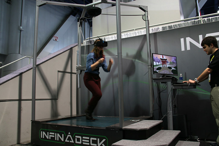 世界初の民間用・全方向型ランニングマシン「インフィナデック」をコンピューターと接続し、バーチャル日本観光を体験中。メーカーによれば建築設計の確認や、軍事訓練用にも売り込みたいとのこと。