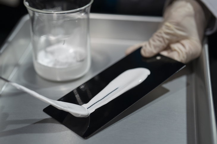 「自動車用自己放射冷却塗装」には電磁波、振動、音などの性質に対し自然界では通常見られない特性を持つ、人工物質のメタマテリアルを採用している。晴れた冬の夜間から早朝にかけて起こる放射冷却と同じ現象を人工的に引き起こすという。