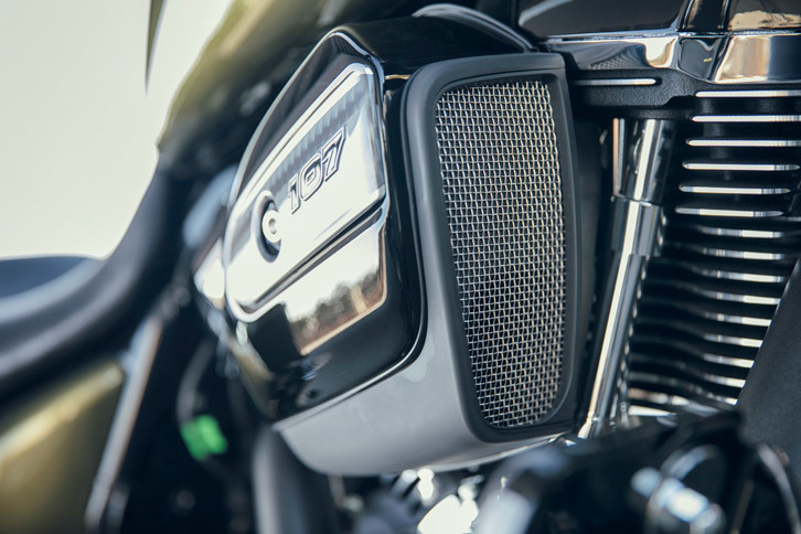 エンジンの左右に備わるラジエーター。「ミルウォーキーエイト」は基本的に空冷でありながら、排気バルブまわりはオイルで冷やすユニークな冷却機構を持っている。