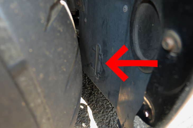 ちなみに、「バイパー」には右フロントホイールハウスの前側にも、冷却水の残量をチェックできる“のぞき窓”がある。見づらくて使い物になんないのは、ご愛敬（あいきょう）。