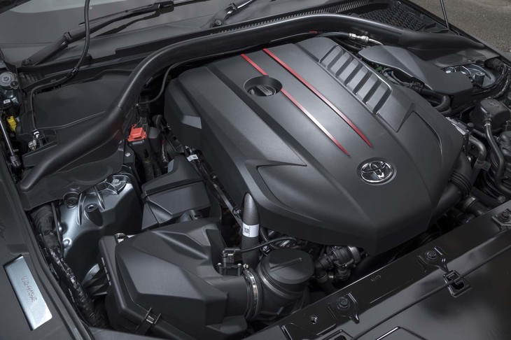 B58型3リッター直6ターボエンジンは最高出力340PSと最大トルク500N・mを発生。エンジンカバーにはトヨタのエンブレムが貼られている。