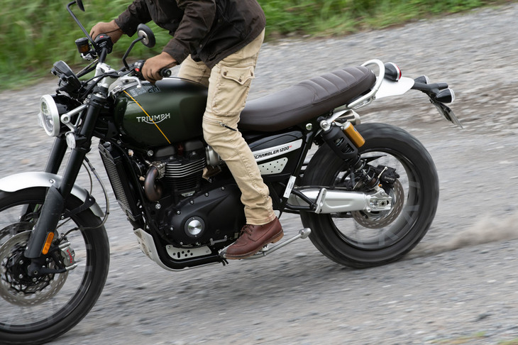 クラシックなデザインの一助となっているリアの2本ショックは、性能も上々。動きはスムーズでダンピングもしっかりしており、乗り心地も悪くない。