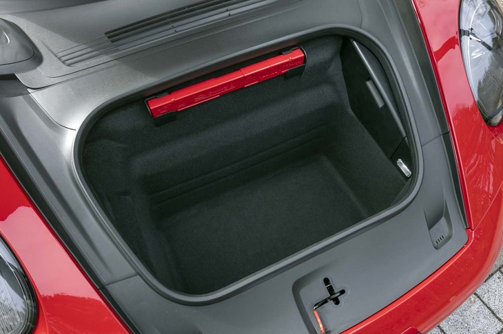 フロントには深めのラゲッジコンパートメントが確保される。積載容量は132リッター。