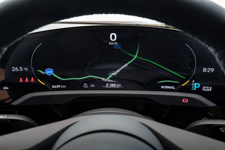 メーターパネルの代わりに備わる16.8インチディスプレイ。表示機能は多彩で、ナビの地図画面は縮尺の変更や3Dマップ／2Dマップおよびノースアップ／ヘディングアップの切り替えも可能だ。