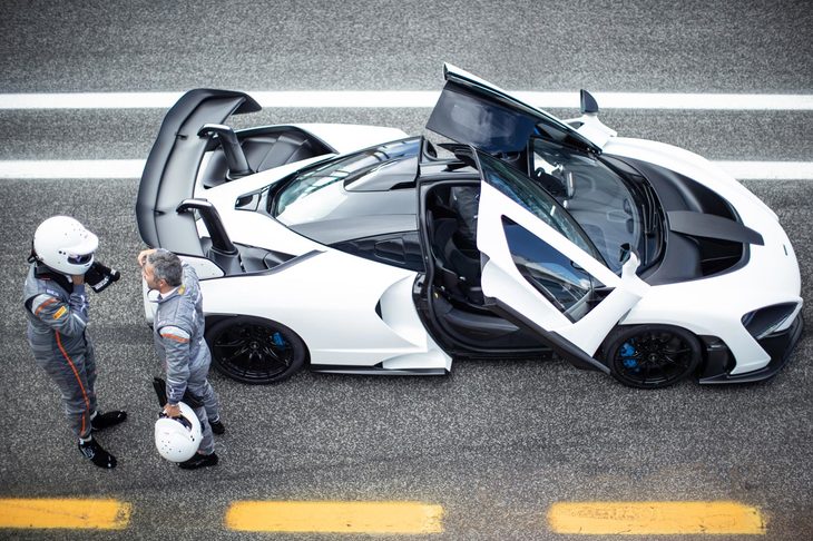 ボディーには軽さと剛性の高さを追求した、170以上のピースで構成されるカーボンモノコック「モノゲージIII」を採用。余談だが、F1マシンに初めてカーボンモノコックボディーを採用したのはマクラーレンだった。