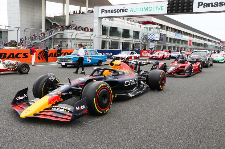 イベント名物となった「スーパーグリッドウオーク」は、幅広い世代のレーシングカーやスーパーカーなどが、富士スピードウェイ・レーシングコースのホームストレートを埋めつくすというもの。来場者は、普段は立ち入ることができないコース上をゆっくりと歩きながら、クルマをじっくりと鑑賞できるのだ。その先頭を飾ったのは、今期のF1マシン「レッドブルRB20」だった。