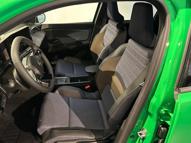 バックレスト下部のパッドが厚いシート形状は、1980-1990年代のルノー車でよく使われた意匠だ。