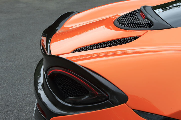 「570S」と同等のダウンフォースを得るために、リアスポイラーが1cm高められている。