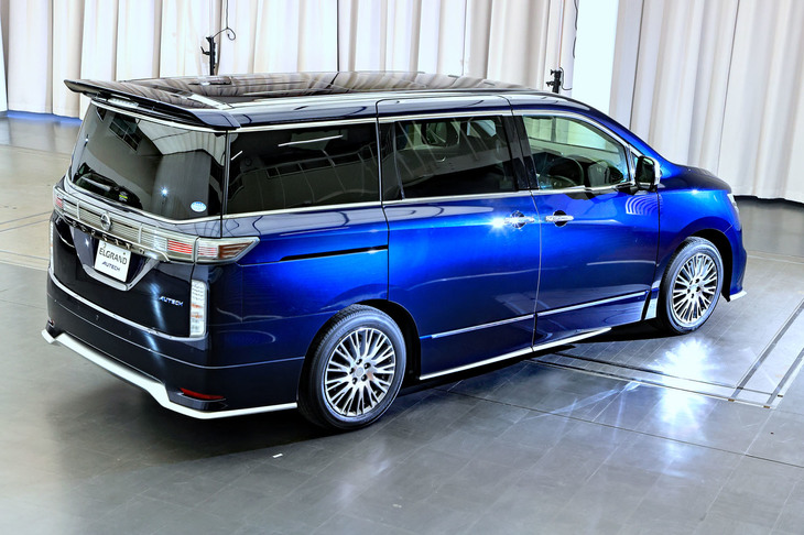 AUTECHシリーズの最上級モデルである「エルグランドAUTECH」。AUTECH車の訴求色であるブルーは、同社が本拠地を構える湘南・茅ヶ崎の海と空を、シルバーの空力パーツは、白波をモチーフとしている。