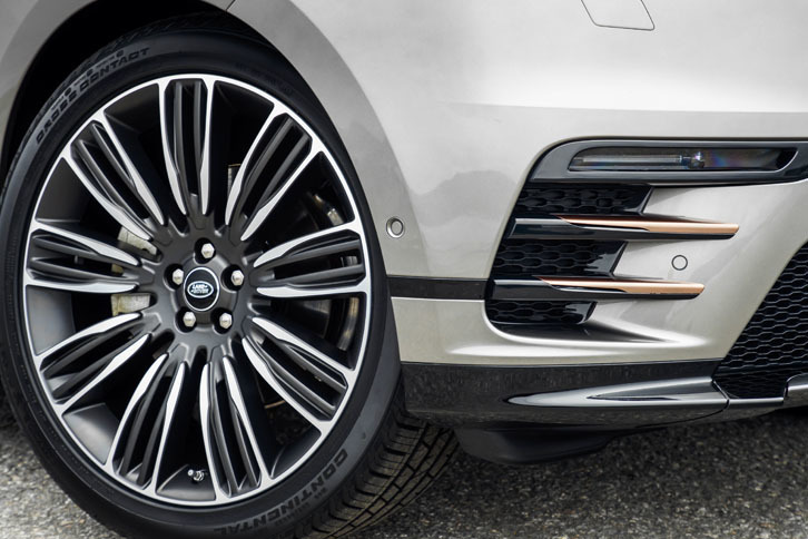 タイヤサイズは前後とも265/40R22。